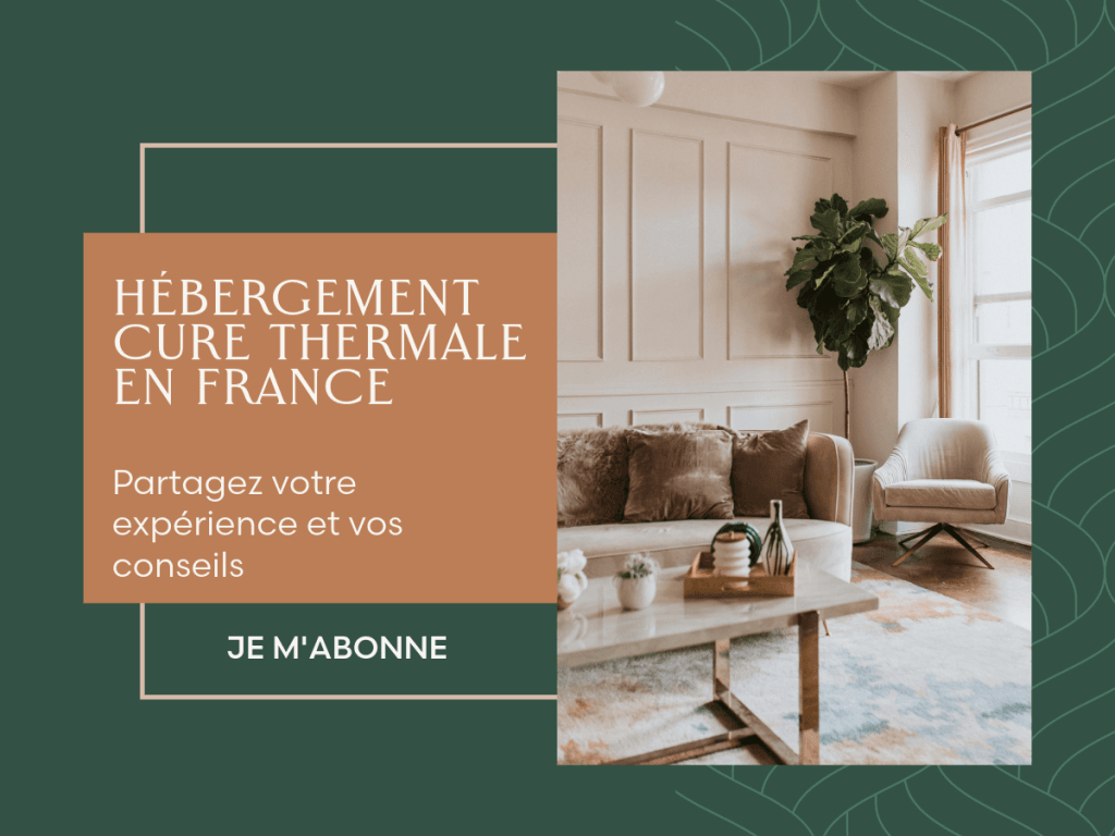 Salon cosy et chaleureux avec plante verte, invitant au partage d'expériences sur l'hébergement de cure. Texte superposé : 'HÉBERGEMENT CURE THERMALE EN FRANCE Partagez votre expérience et vos conseils JE M'ABONNE'.