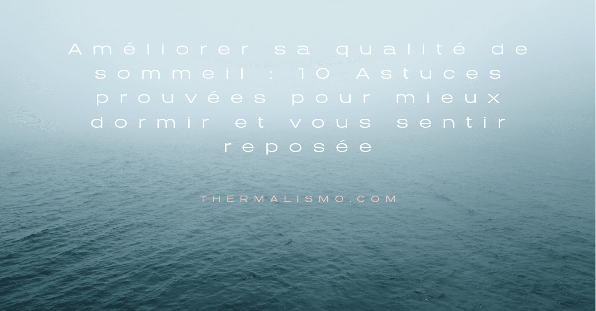 Vue apaisante d'une mer calme sous un ciel légèrement brumeux, avec le texte superposé : 'Améliorer sa qualité de sommeil : 10 Astuces prouvées pour mieux dormir et vous sentir reposée' et l'URL thermalismo.com. Illustre des conseils pour un meilleur sommeil, particulièrement utiles en cas de douleurs chroniques [5] ou d'anxiété [20].