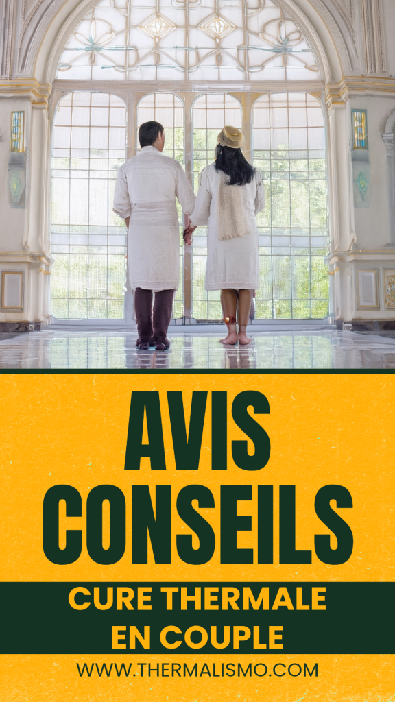 Couple en peignoir se tenant la main, vu de dos, regardant par une grande fenêtre dans un établissement thermal. Un bandeau jaune superposé annonce "Avis Conseils Cure Thermale en Couple".