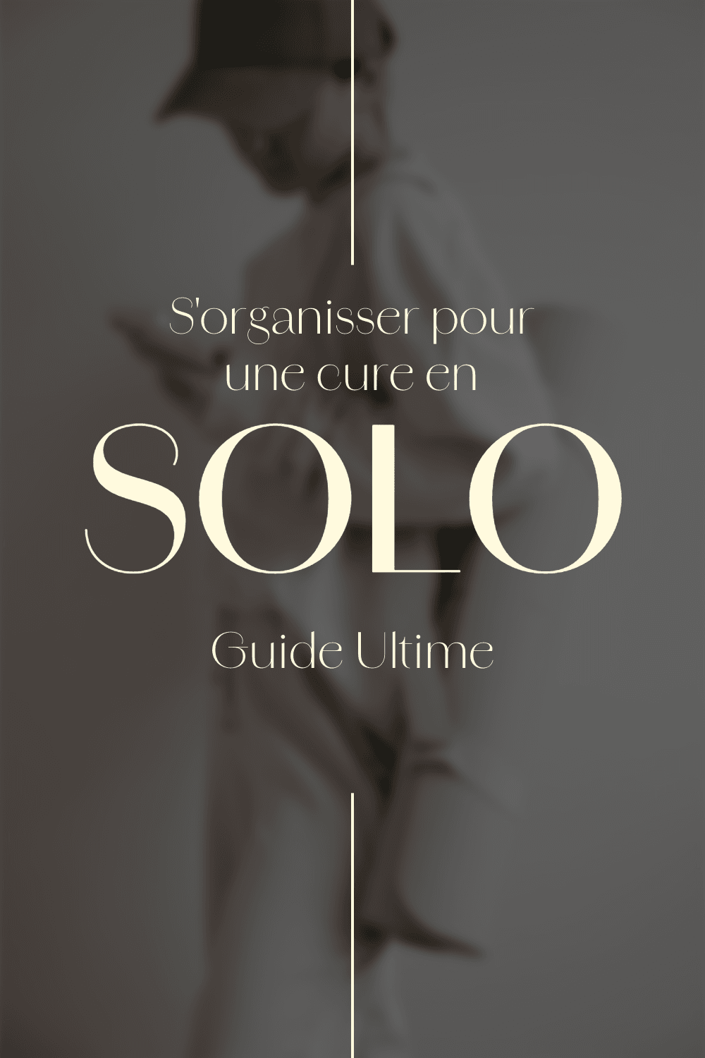 Visuel élégant et flouté d'une personne en tenue décontractée, illustrant le "Guide Ultime" pour "S'organiser pour une cure en SOLO".