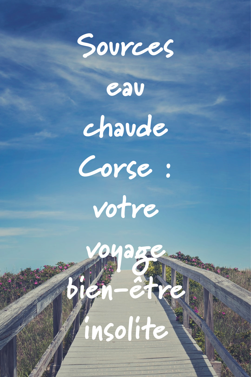 Un chemin en bois menant vers l'horizon sous un grand ciel bleu, avec le texte superposé "Sources eau chaude Corse : votre voyage bien-être insolite".
