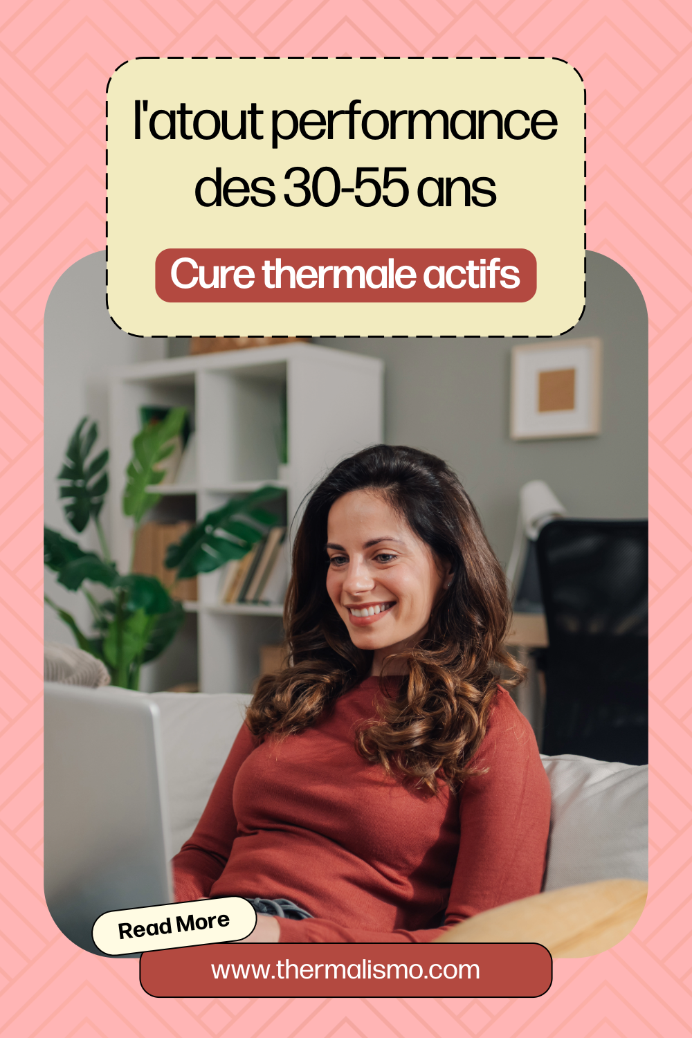 Femme active souriante travaillant sur son ordinateur portable, illustrant un article sur la cure thermale pour les 30-55 ans, présentée comme un "atout performance".