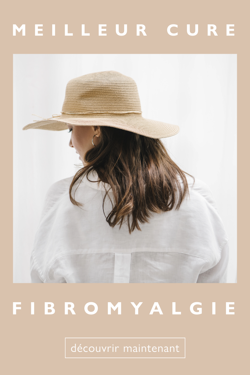 Femme de dos portant un chapeau de paille et une chemise en lin blanche, dans un style minimaliste et apaisant. Le texte superposé est "Meilleur Cure Fibromyalgie".