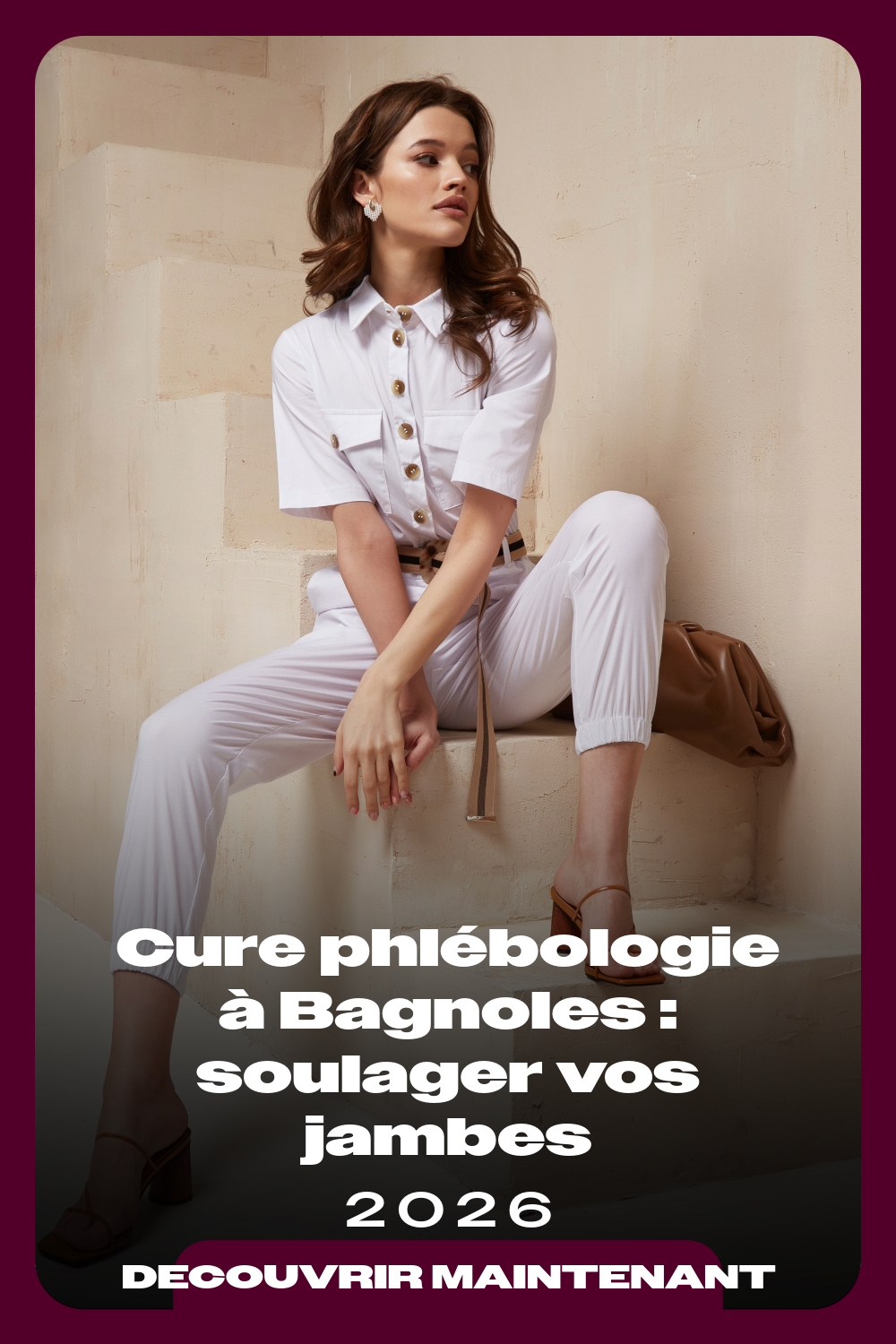 Femme élégante en tenue blanche estivale assise sur des marches, illustrant un article sur la "Cure phlébologie à Bagnoles : soulager vos jambes 2026", avec un appel à "découvrir maintenant".