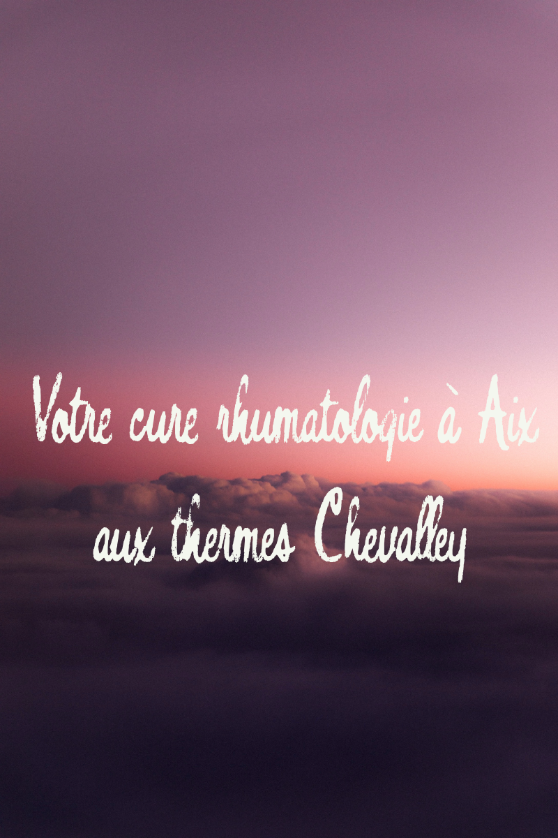 Paysage de ciel avec des nuages au coucher du soleil dans des tons roses et violacés. Le texte manuscrit blanc indique : "Votre cure rhumatologie à Aix aux thermes Chevalley".