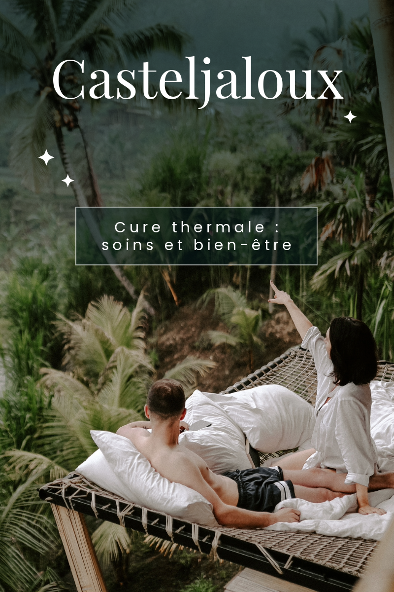 Un couple se relaxe sur un lit d'extérieur en filet suspendu au-dessus d'une jungle luxuriante avec des palmiers. La femme pointe du doigt le paysage. Le texte superposé indique "Casteljaloux" en grand, puis "Cure thermale : soins et bien-être".