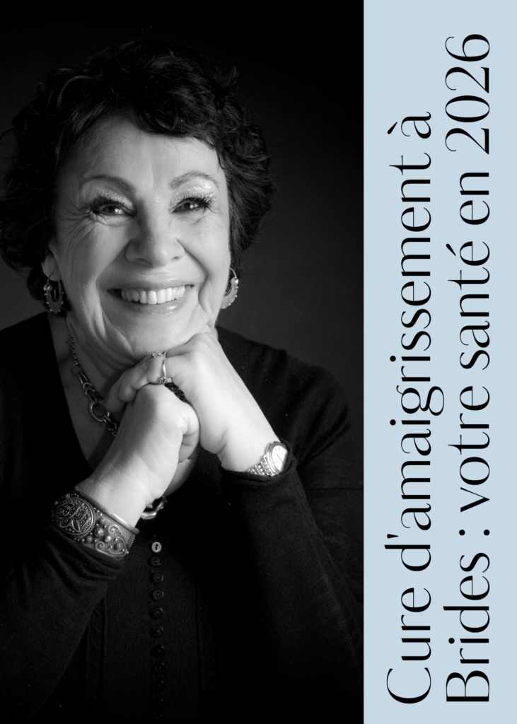Portrait en noir et blanc d'une femme mature très souriante et rayonnante, le menton posé sur ses mains jointes. À droite, un bandeau vertical bleu clair contient le texte noir : "Cure d'amaigrissement à Brides : votre santé en 2026".