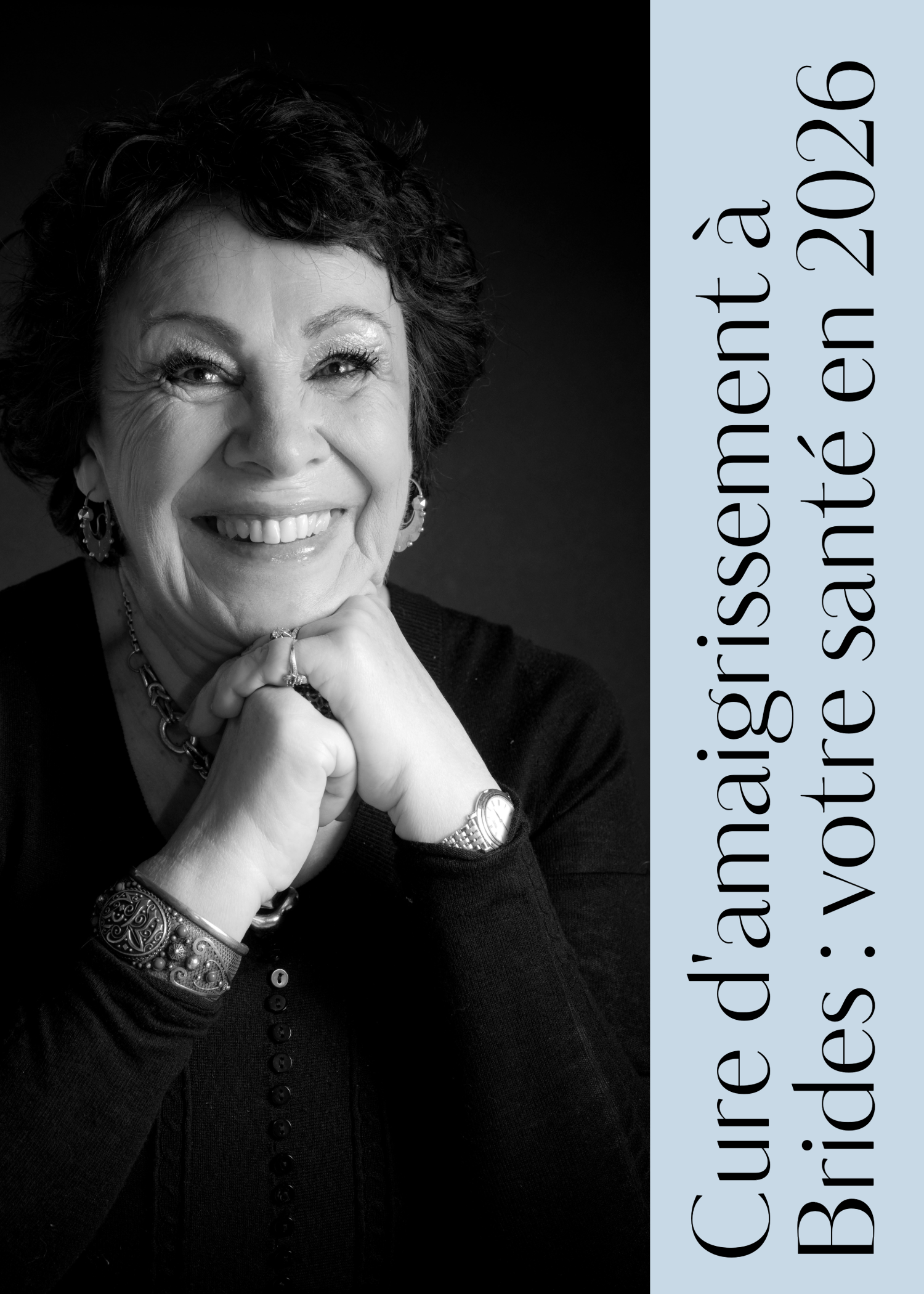 Portrait en noir et blanc d'une femme mature très souriante et rayonnante, le menton posé sur ses mains jointes. À droite, un bandeau vertical bleu clair contient le texte noir : "Cure d'amaigrissement à Brides : votre santé en 2026".