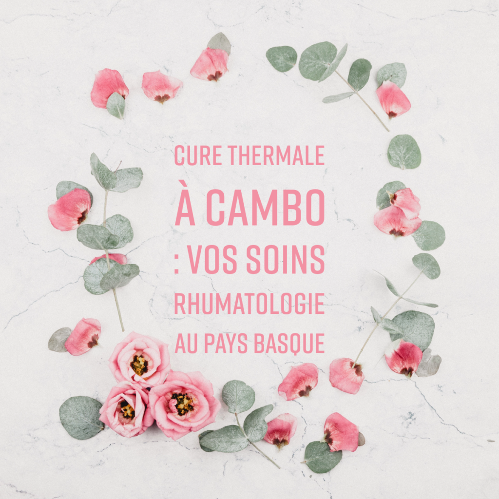 Composition florale délicate avec des pétales roses, de petites roses et des feuilles d'eucalyptus disposées en cercle sur un fond marbré blanc. Au centre, le texte rose indique : "Cure Thermale à Cambo : Vos Soins Rhumatologie au Pays Basque".