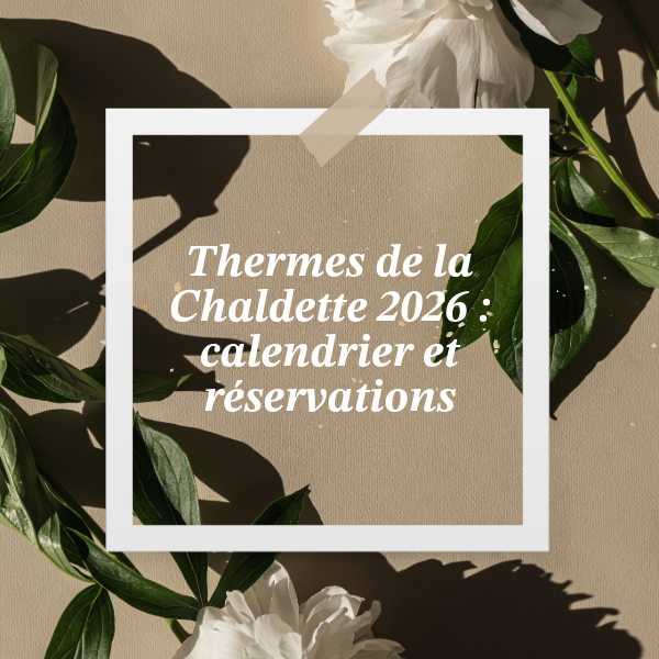 Fleurs de pivoines blanches et feuilles vertes sauvages disposées sur un fond beige texturé. Au centre, un cadre blanc de style polaroïd fixé par un adhésif beige contient le texte : "Thermes de la Chaldette 2026 : calendrier et réservations".